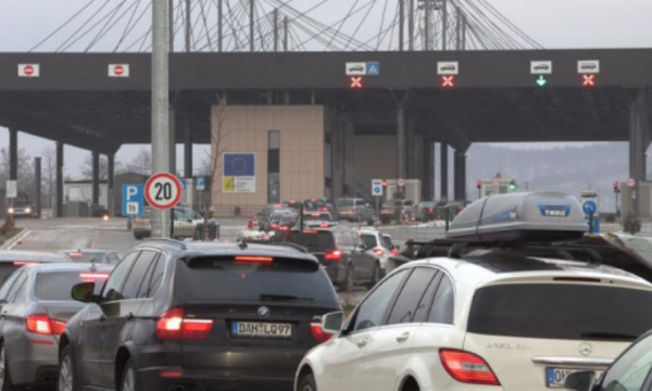 Kolona të gjata në pikat kufitare, pritjet deri në 1 orë e gjysmë për dalje nga Kosova