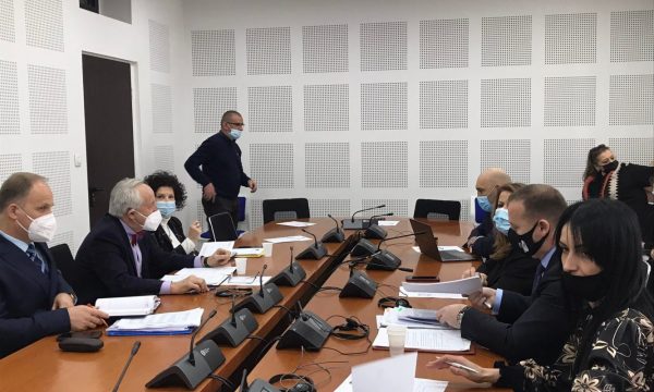 Ministri Latifi paralajmëron mbylljen e shkollave nëse përkeqësohet gjendja me pandeminë