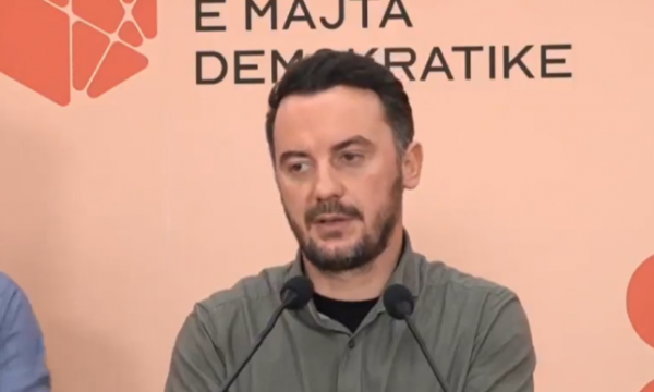 Molliqaj ngre alarmin pas zhvillimeve në Ukrainë, thotë se duhet të arrihet marrëveshja Kosovë-Serbi me ripërcaktim të kufijve