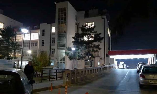 Nxënësi që kërceu nga kati i dytë i shkollës është në gjendje të rëndë, dërgohet në QKUK