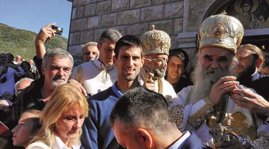 Çmenduria e popave serbë/ COVID-19 ia mbyti patriarkun, Kisha Serbe e mbështet Gjokoviqin e pavaksinuar