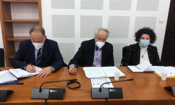 Ministri Latifi thotë se do t’i rishikojë masat e vendosura për ata që hyjnë në Kosovë