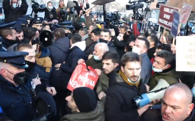 Konfrontohen protesuesit dhe Policia para ndërtesës së Qeverisë