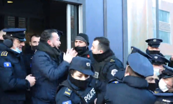 Dardan Molliqaj përplaset me policët në prag të derës së Qeverisë