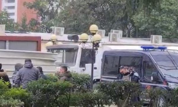 Shqyen selinë e PD-së, policia nis shoqërimin e protestuesve