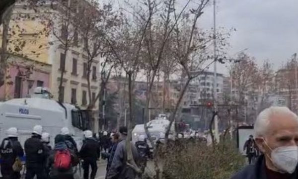 Protesta para PD, ambulanca në gatishmëri, dy të moshuar kanë nevojë për ndihmë mjekësore