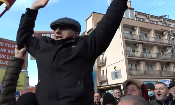 I moshuari shpërthen në zemërim gjatë protetës: Unë me rrenca më s’muj jetoj
