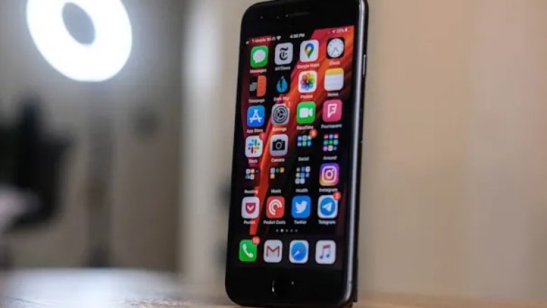 Apple thuhet se do të zbulojë një iPhone SE me 5G këtë pranverë