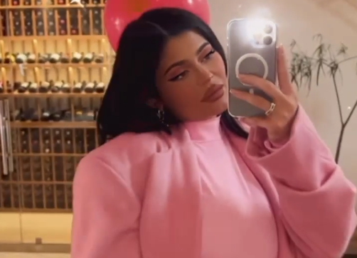 Kylie Jenner hedh poshtë thashethemet për lindjen e dytë, poston imazhe me barkun e rrumbullakosur