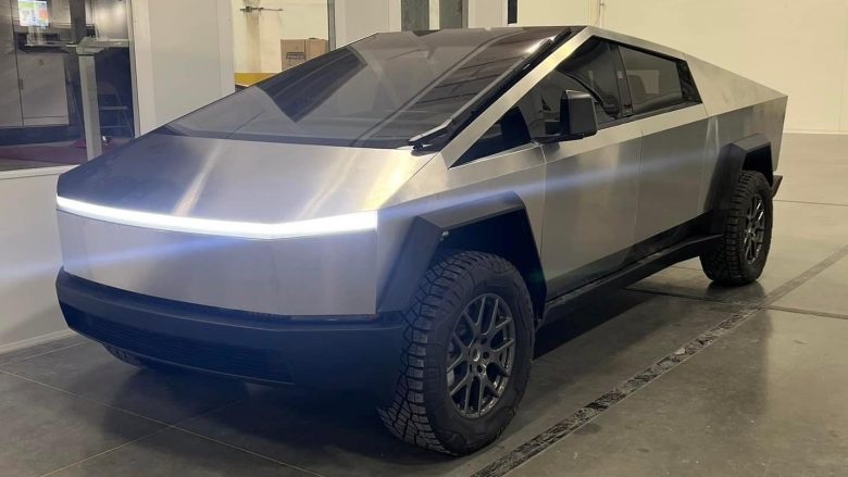 Fotot e rrjedhura tregojnë dizajnin e ri të Tesla Cybertruck