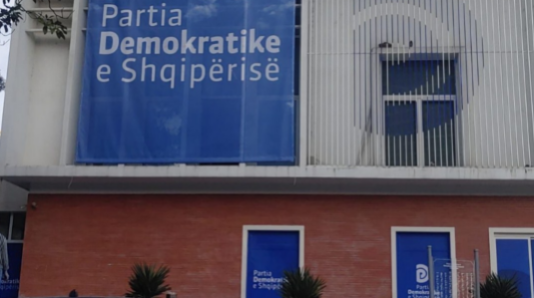 Zhvillimet në PD, në selinë blu pritet të shkojë zv.ambasadori amerikan