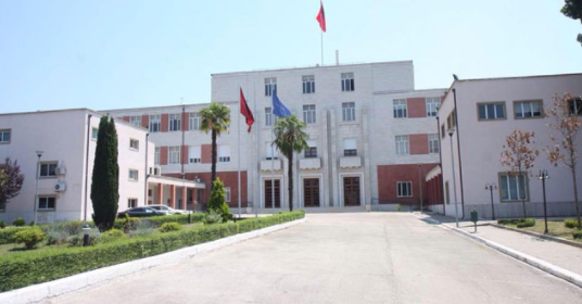 Ministria e Mbrojtjes në Shqipëri reagon pas tërmetit