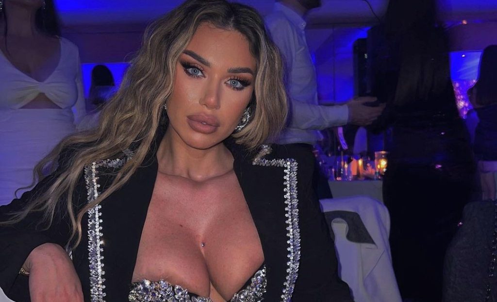 Adelina Tahiri tregon shumë në këtë foto