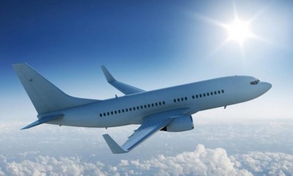 Në tualetin e një aeroplani gjendet një foshnje e porsalindur