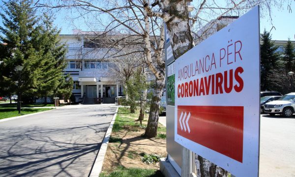 Rritja e numrit të të infektuarve me Covid-19, infektologu kosovar kërkon shtrëngim të masave
