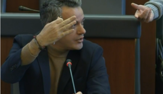 “Baju, bajuuu” – Eskalon debati mes deputetëve të LDK-së e VV-së në Kuvend