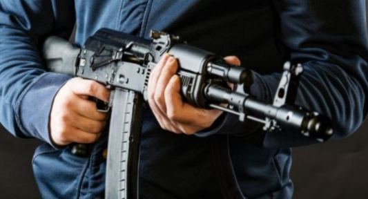 Policia po kërkon dy persona: Kanë dëmtuar një veturë dhe u kanë drejtuar armën policëve