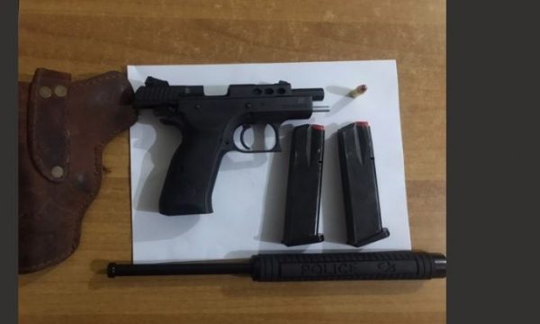 Pas një mosmarrëveshje, djali ia lë dy fishekë babait në dhomë, dërgohet në mbajtje