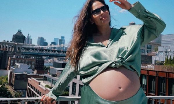 Modelja e njohur sjell në jetë binjakët e saj