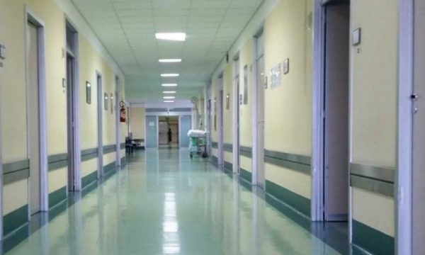 Flet drejtoresha e Spitalit të Mitrovicës: Gruaja nga Llausha u soll pa shenja jete