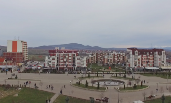 Tre persona e dërgojnë burrin nga Drenasi në një shtëpi, e kërcënojnë me armë dhe e rrahin