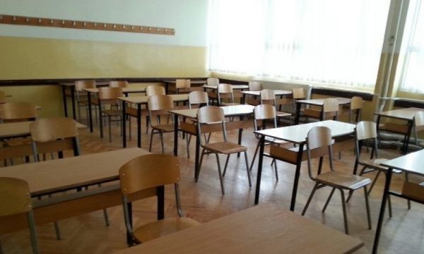 Rriten rastet me Covid-19 në shkolla, dy kalojnë në mësim online