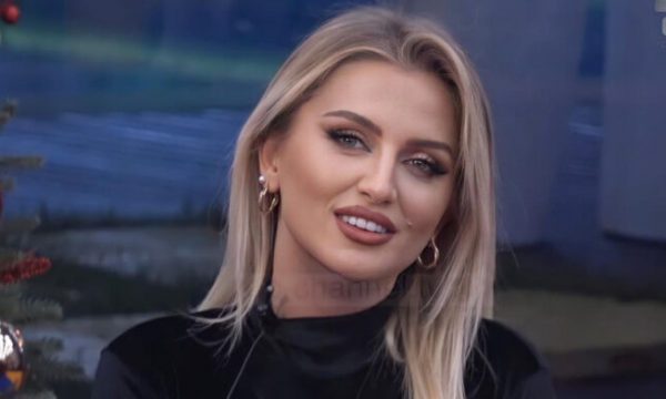 Harron që është në transmetim live, Beniada fut gishtin në mes të gjoksit
