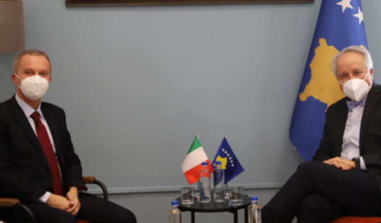 Latfi dhe Ambasadori italian de Riu bisedojnë për COVID-19 dhe kardiokirurgjinë në Kosovë