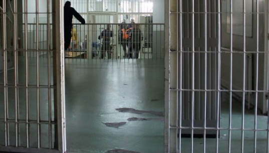 Arrestohen tre persona në Mitrovicë, therën me thikë tre të tjerë