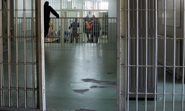 Kufizime edhe në burgje, këto janë masat që hyjnë sot në fuqi