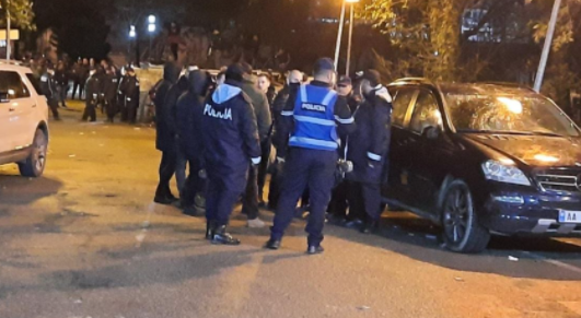 VIDEO: Vazhdojnë arrestimet e protestuesve të Berishës dhe mbrojtësve të Bashës
