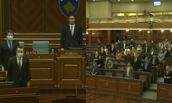 Jahja Kokaj kërkon një minutë heshtje për vdekjen e Rifat Gjotës, deputetët ngrihen në këmbë