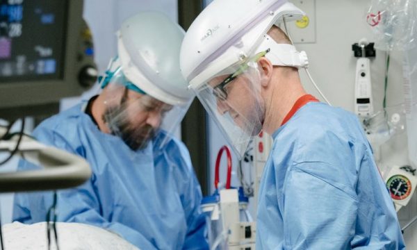 Omicron “gjunjëzon” botën, çon në kolaps spitalet