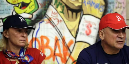Vajton nëna e Djokovic: Fola në telefon, ishte i mbyllur në një dhomë me plot insekte