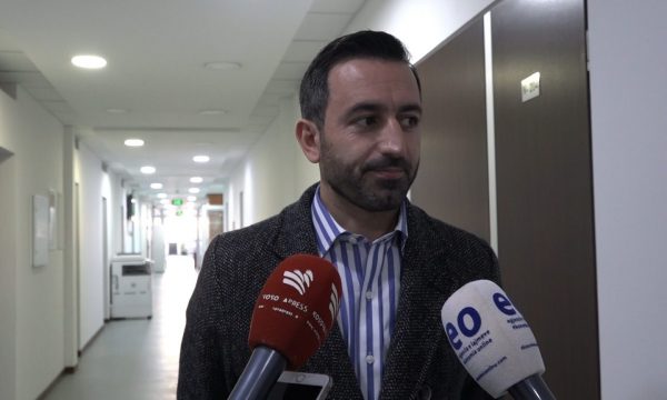 S’ka mirëkuptim në Kryesinë e Kuvendit, Basha paralajmëron se mbi 80 mijë zyrtarë publikë mund të mbesin pa paga