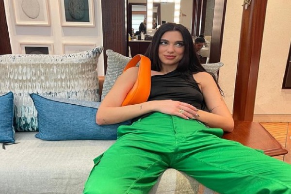 Dua Lipa relaksuese në setin e ri fotografik