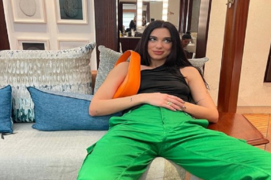 Dua Lipa relaksuese në setin e ri fotografik