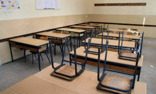 Nxënësit të gjimnazit në Malishevë i gjenden armë zjarri e fishekë në çantën e librave, Policia jep detaje