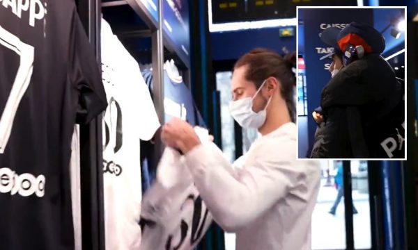 92 sekonda për të marrë gjithçka që dëshiron nga dyqani i PSG-së dhe gjëja e parë që bën është…!