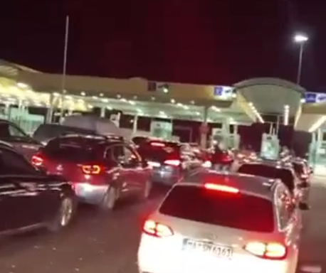 Pritje të mëdha: Kosovarët protestojnë në kufirin Serbi-Hungari