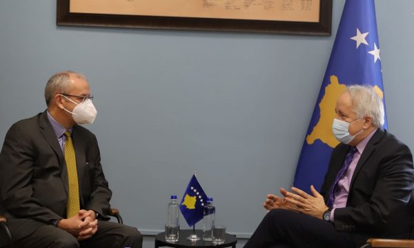 Ministri Latifi takohet me shefin e Misionit të OSBE-së në Kosovë, diskutojnë për vaksinimin Anti-COVID