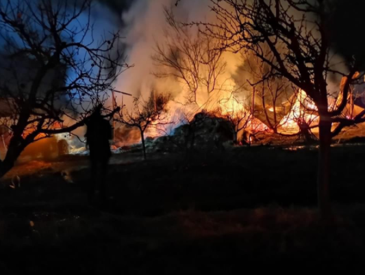Fishekzjarret në vendin e gabuar, bujkut në Istog i digjen mijëra duaj të bagëtive