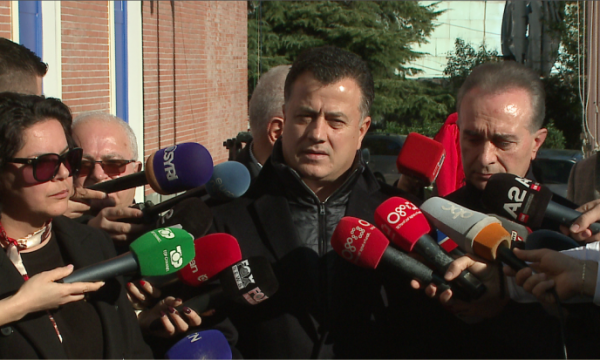 Pas Berishës, Flamur Noka mbërrin në prokurorinë e Tiranës