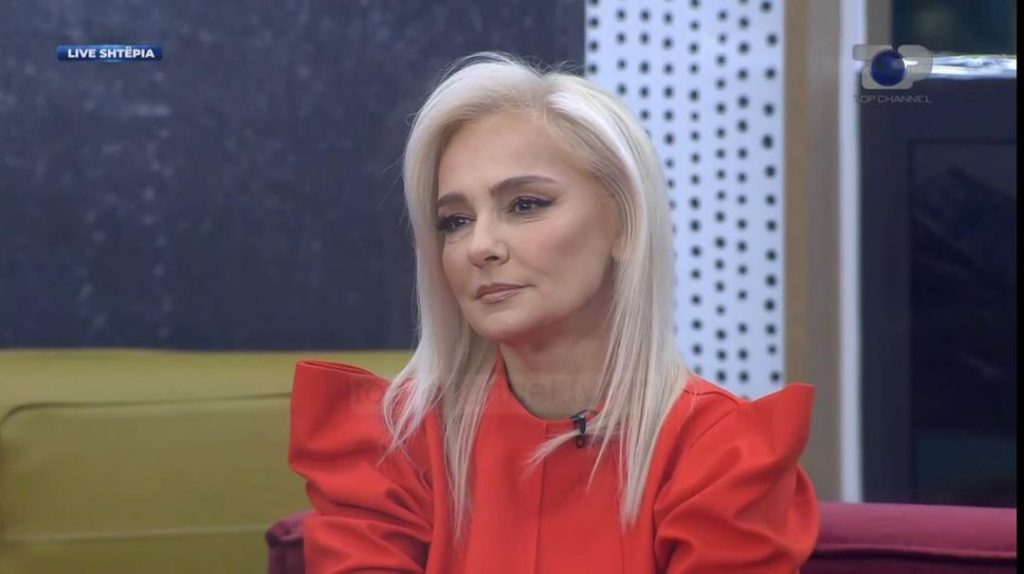 Monika ‘ha’ thonjët, Olti Curri e degjeneron keq