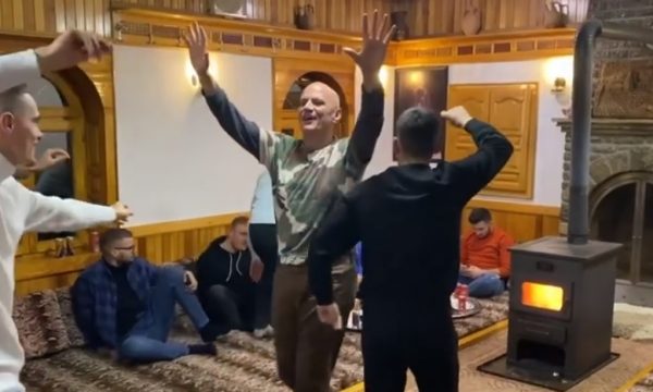 Gani Geci e kthen në Facebook vallëzimin e famshëm: Profë, kush ta ka inati maje gjuhe i daltë i thati