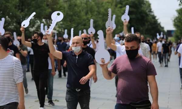 Gastronomët kundërshtojnë masat e reja anti-COVID të vendosura nga Qeveria