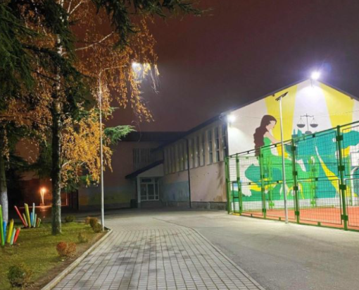 Policia jep detaje për rënien e nxënësit nga kati i dytë i shkollës në Pejë, lëndimet e fëmijës janë të rënda!