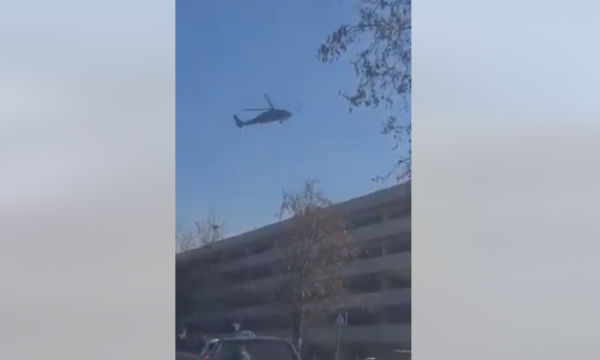Një helikopter ndalon në oborrin e QKUK-së