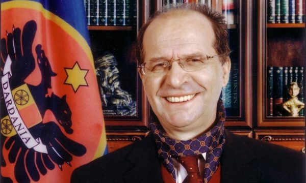 Kjo është vetura e ish-presidentit Rugova, sot e vozit një figurë e njohur politike