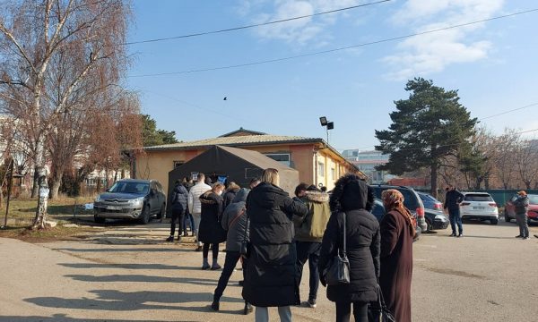 Qytetarët presin për t’u testuar